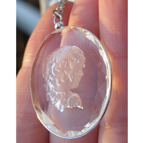 New Glass Cameo necklace Victorian style Hallmark - Picture 7 of 9